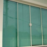 instalação de janela de vidro verde TRISTEZA